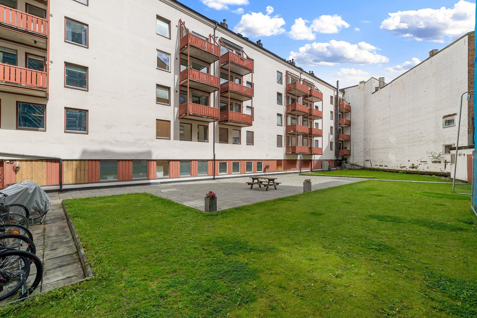 Pent opparbeidet felles gårdsrom. Galleribilde