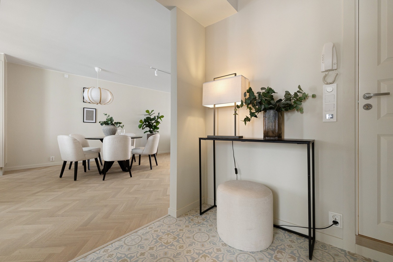 Adkomst til baderom fra entré. Galleribilde