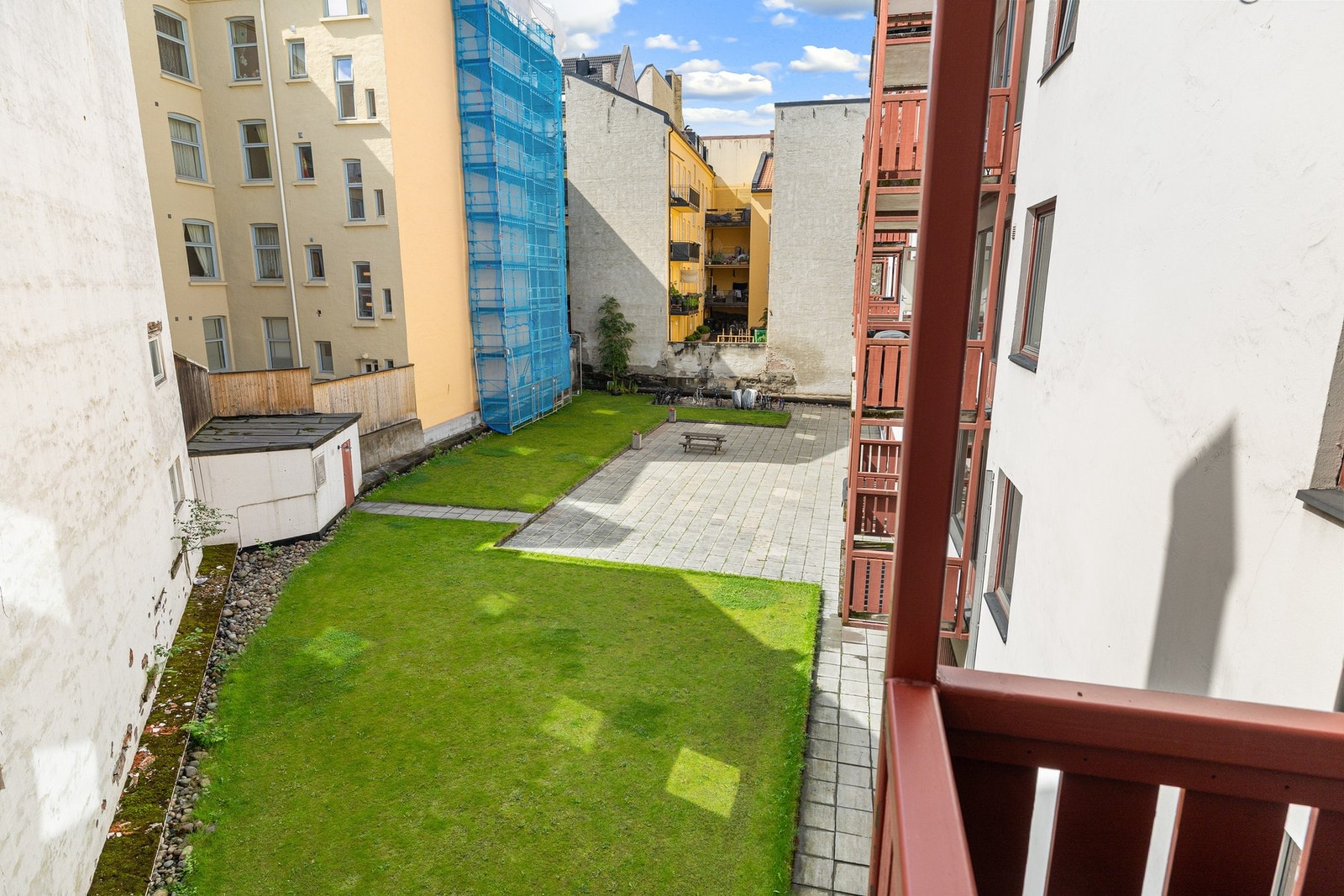 Pent opparbeidet indre gårdsrom til disposisjon for beboerne. Galleribilde