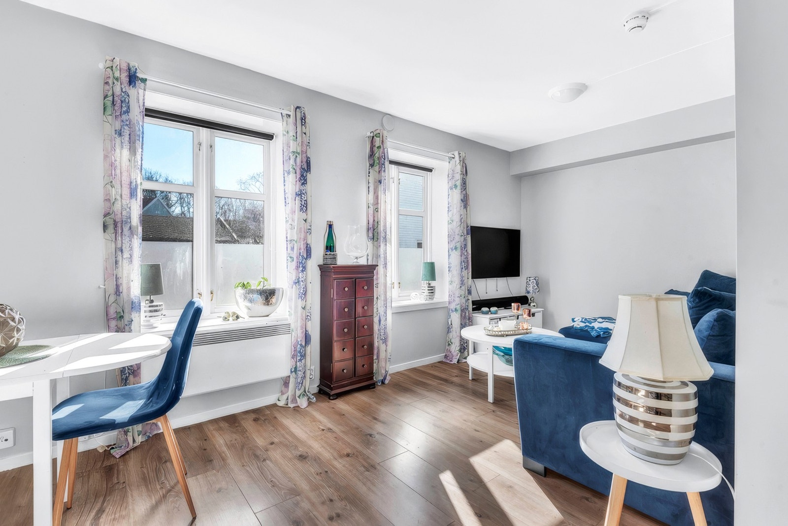 Leilighet 1: Stue med store fine vindusflater Galleribilde