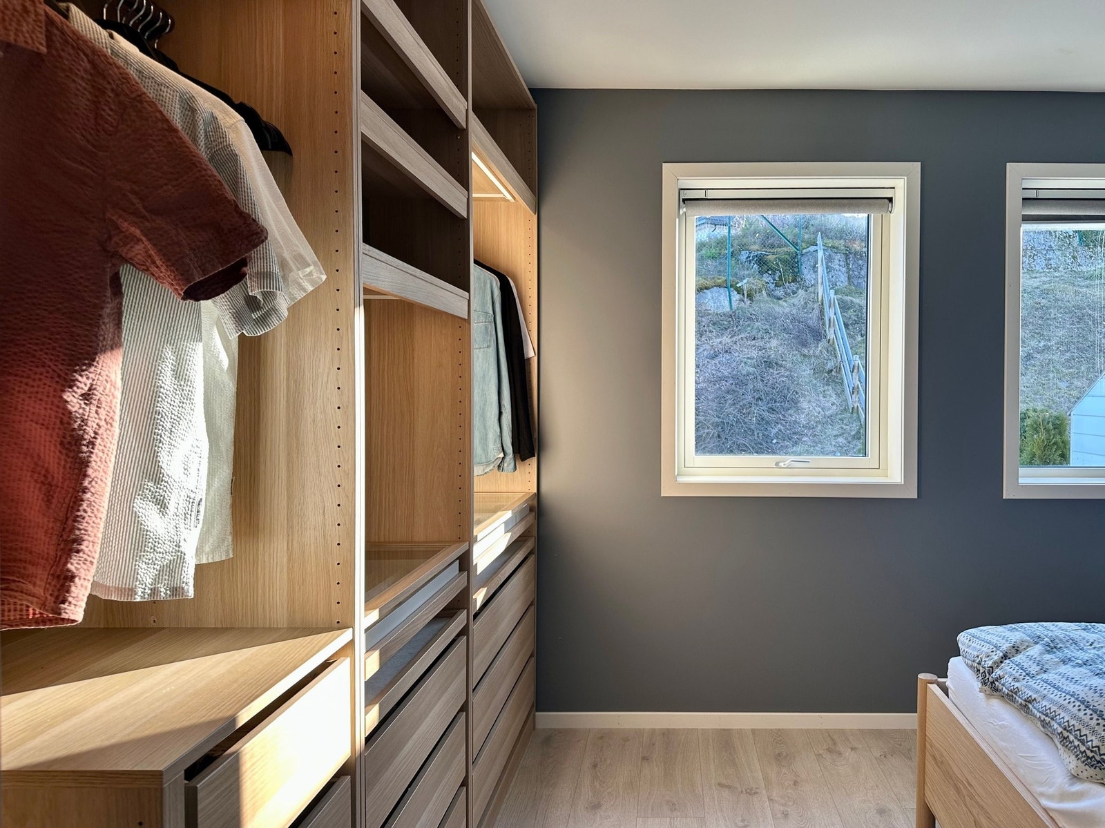 Åpen garderobe med god oppbevaringsplass og integrert lys. Galleribilde