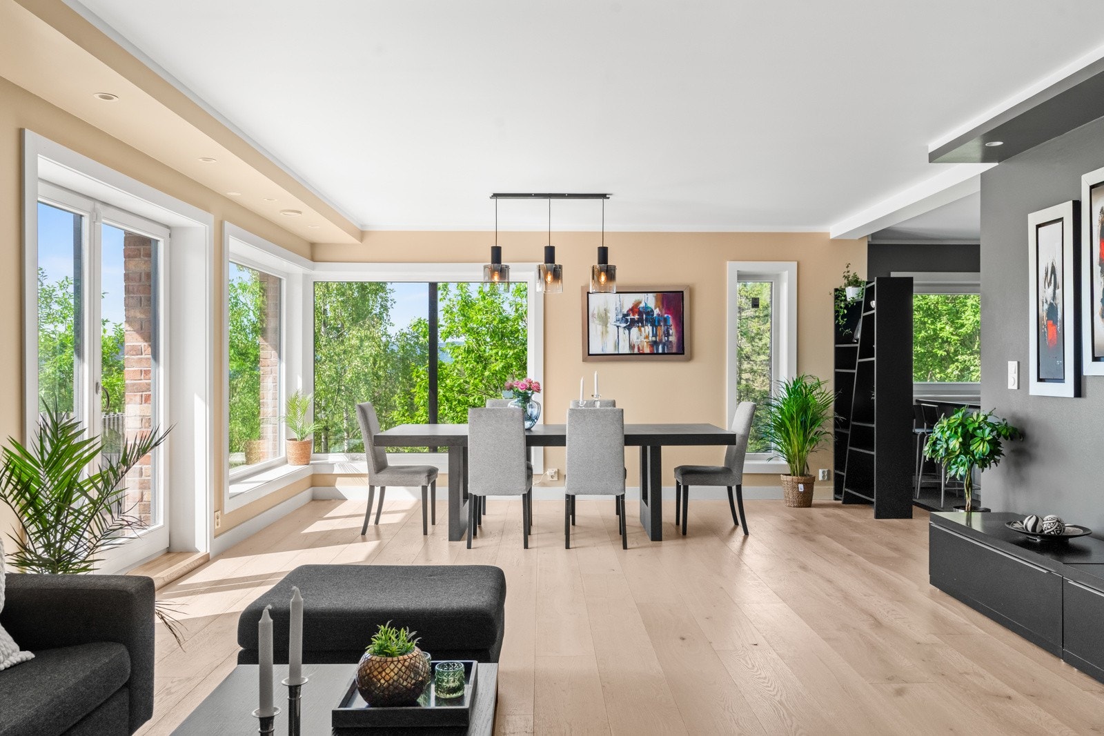 Det er utgang fra stuen til en usjenert og solrik, vestvendt terrasse på 75 kvm. Galleribilde