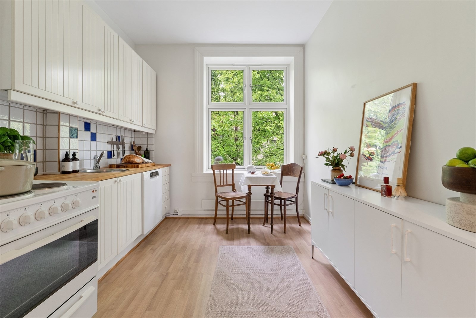 Kjøkkenet er praktisk plassert i eget rom med plass til frokostbord. Vinduene i hele leiligheten har for øvrig fått TG 1 av takstmann og er av 2-lags isolerglass vinduer fra 2006. Galleribilde