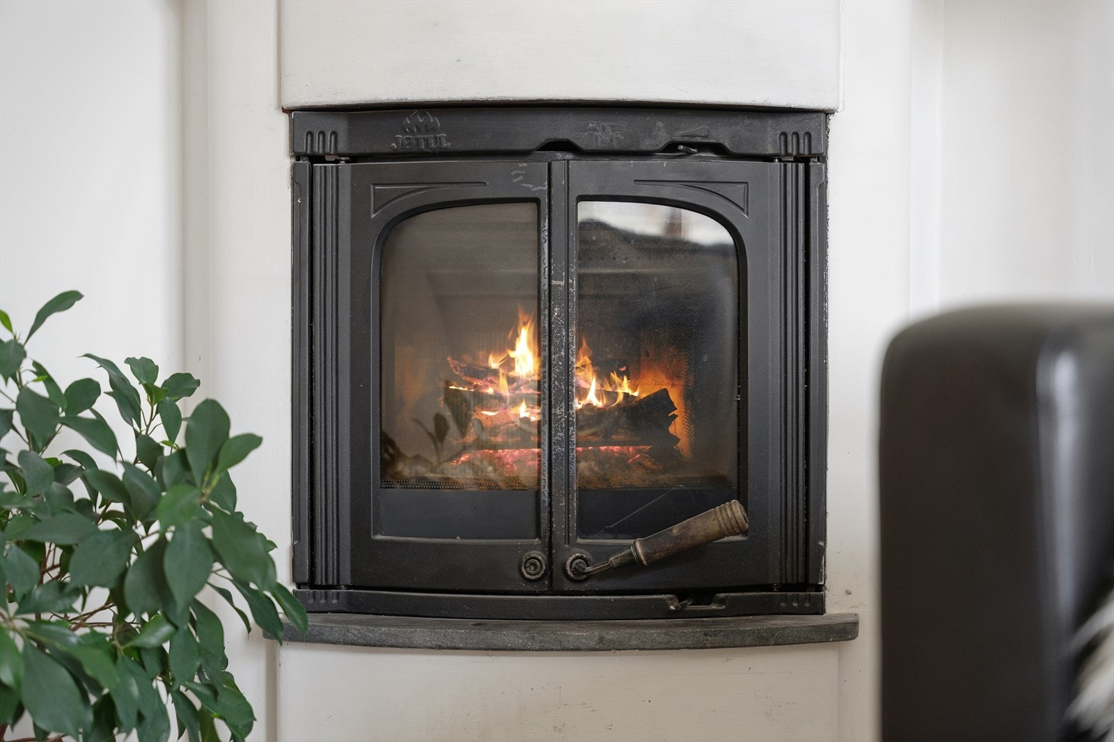 Peis med innsats gir ekstra varme og hygge. Røykrøret i pipen ble fornyet i 2013. Galleribilde