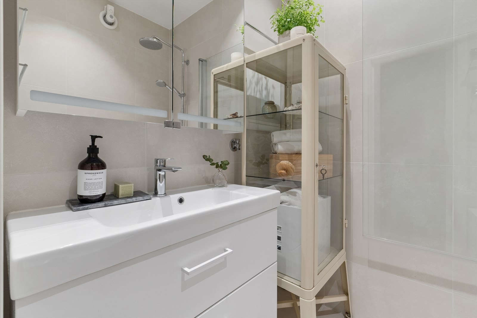 Badet har elektriske varmekabler i gulvet, opplegg for vaskemaskin og utstyrt med badekar. Badet er bygd inn i byggemeldt skap/tilleggsdel. Omgjøringen er søknadspliktig, se pkt. "ferdigattest/brukstillatelse " i salgsoppgaven for mer info. Galleribilde