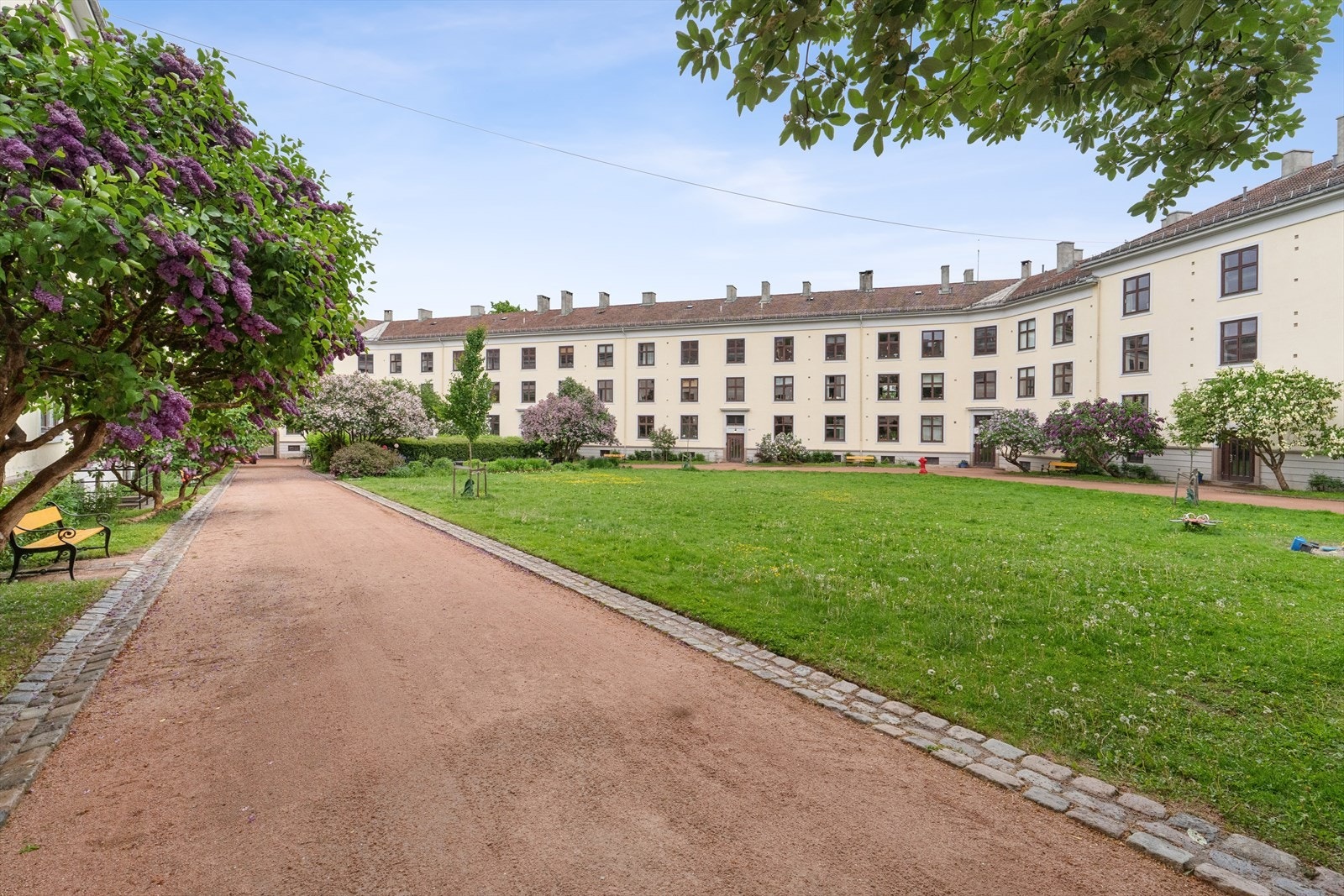 Leiligheten ligger tilbaketrukket til med en stor, grønn bakgård. St. Hanshaugen park og Akerselva er kun en kort spasertur unna. Dyrehold er også tillatt såfremt det ikke er til sjenanse for øvrige beboere. Galleribilde