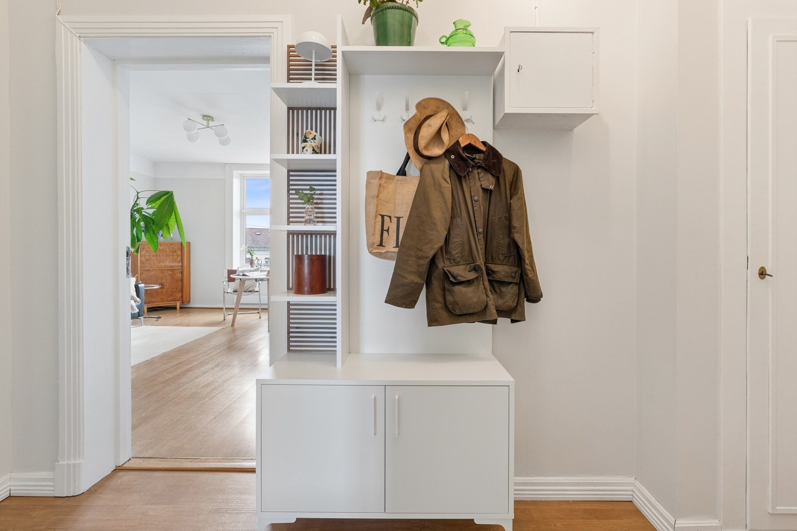 Leiligheten disponerer én stor kjellerbod på ca. 11 m² og én loftsbod på ca. 2 m² (gulvareal på ca. 3,2 m²). Galleribilde