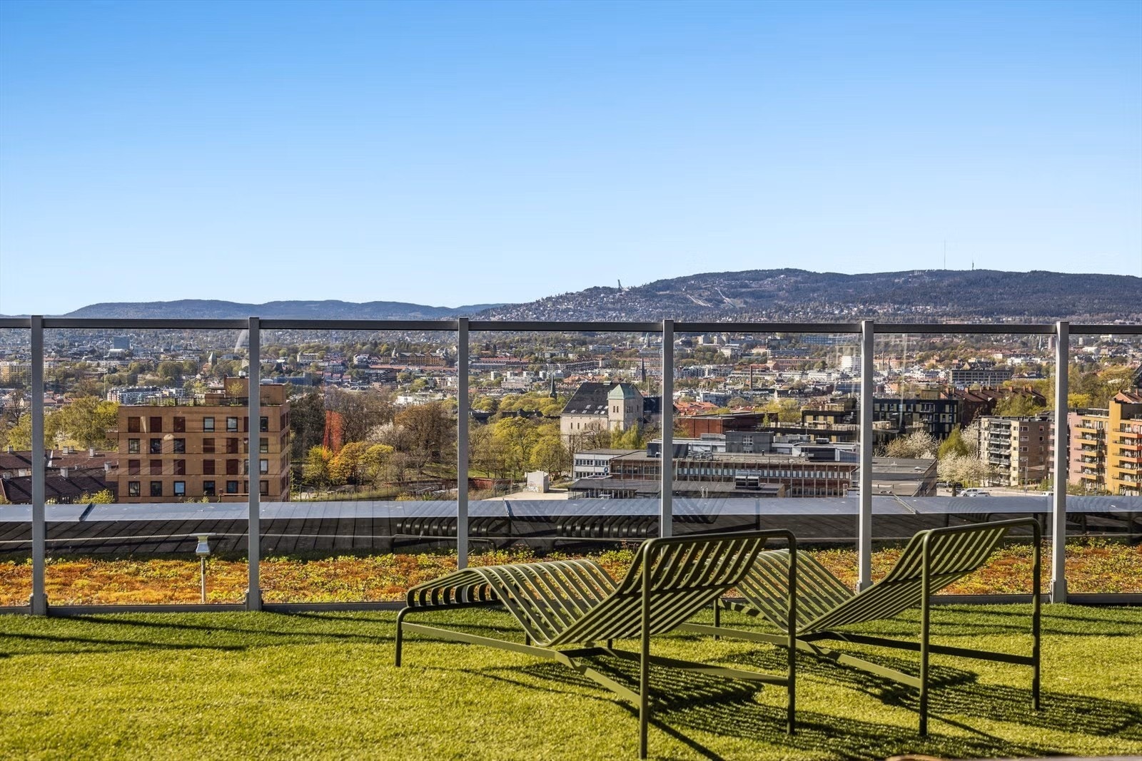 Fra takterrassen er det vidstrakt utsikt over byen og de grønne omgivelsene. Galleribilde
