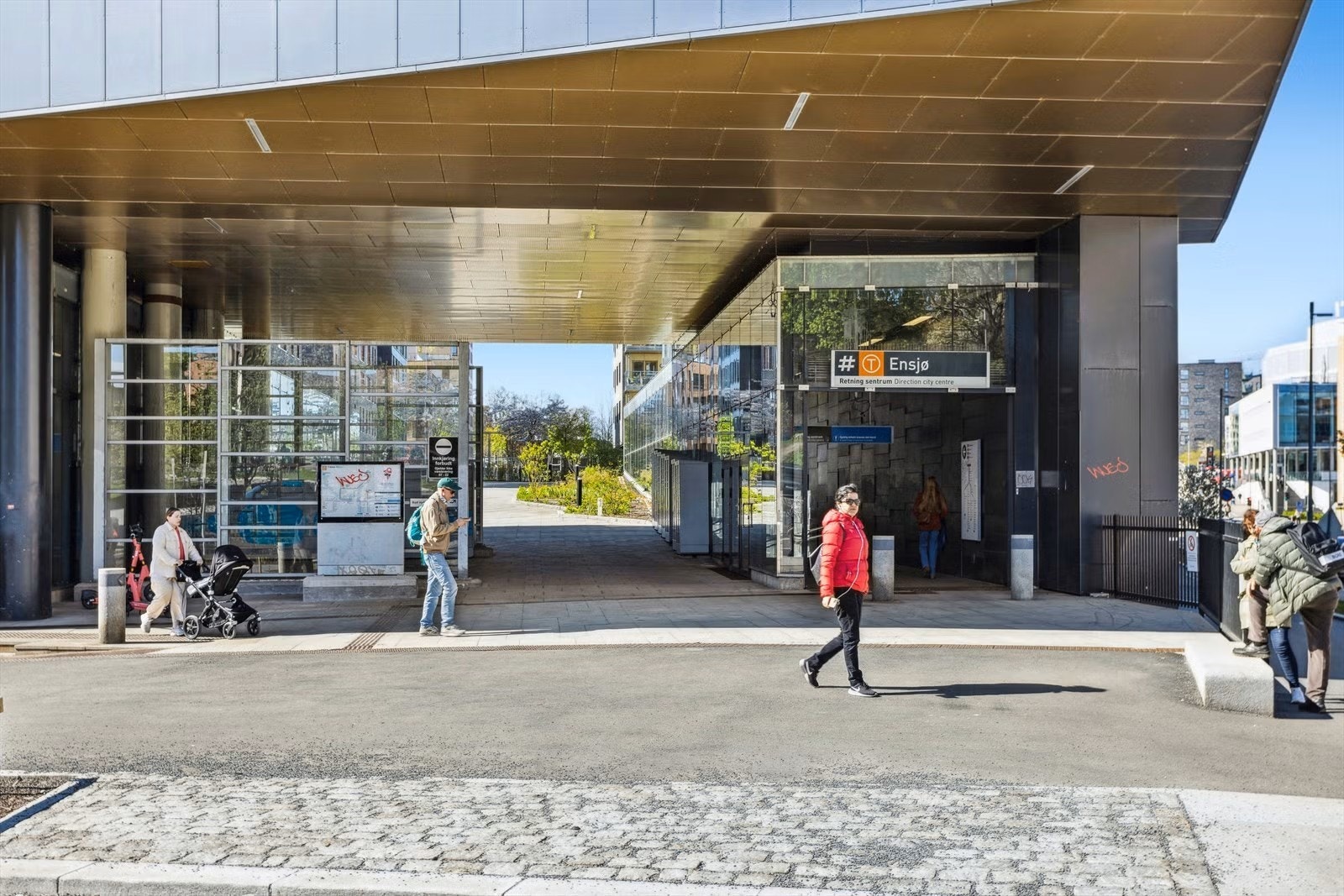 Ensjø T-banestasjon ligger kun ett minutts gange unna, med fire linjer som tar deg til sentrum på få minutter. Galleribilde