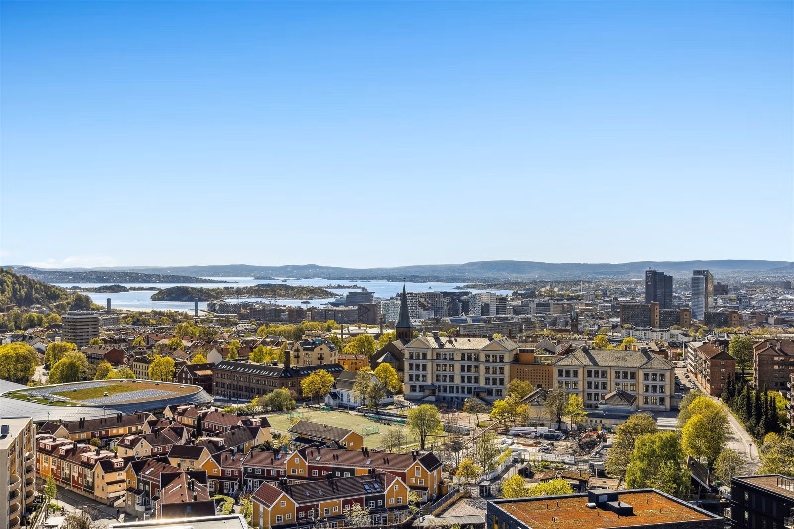 Fra høyden ser man tydelig de grønne lungene i området, som Tøyenparken og Botanisk hage. Galleribilde