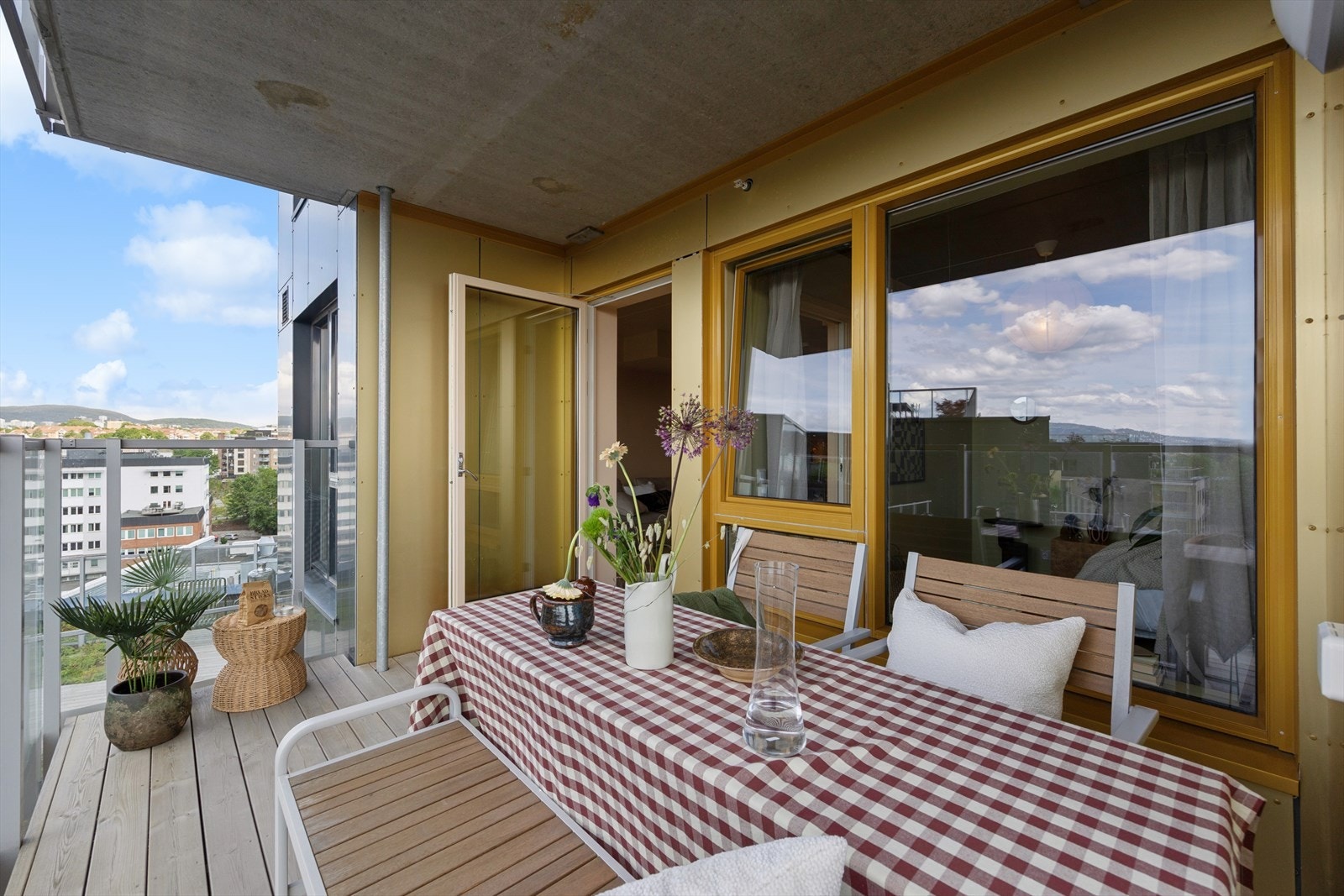 Vestvendt balkong på 9 m² med plass til grill og sittegruppe. Galleribilde