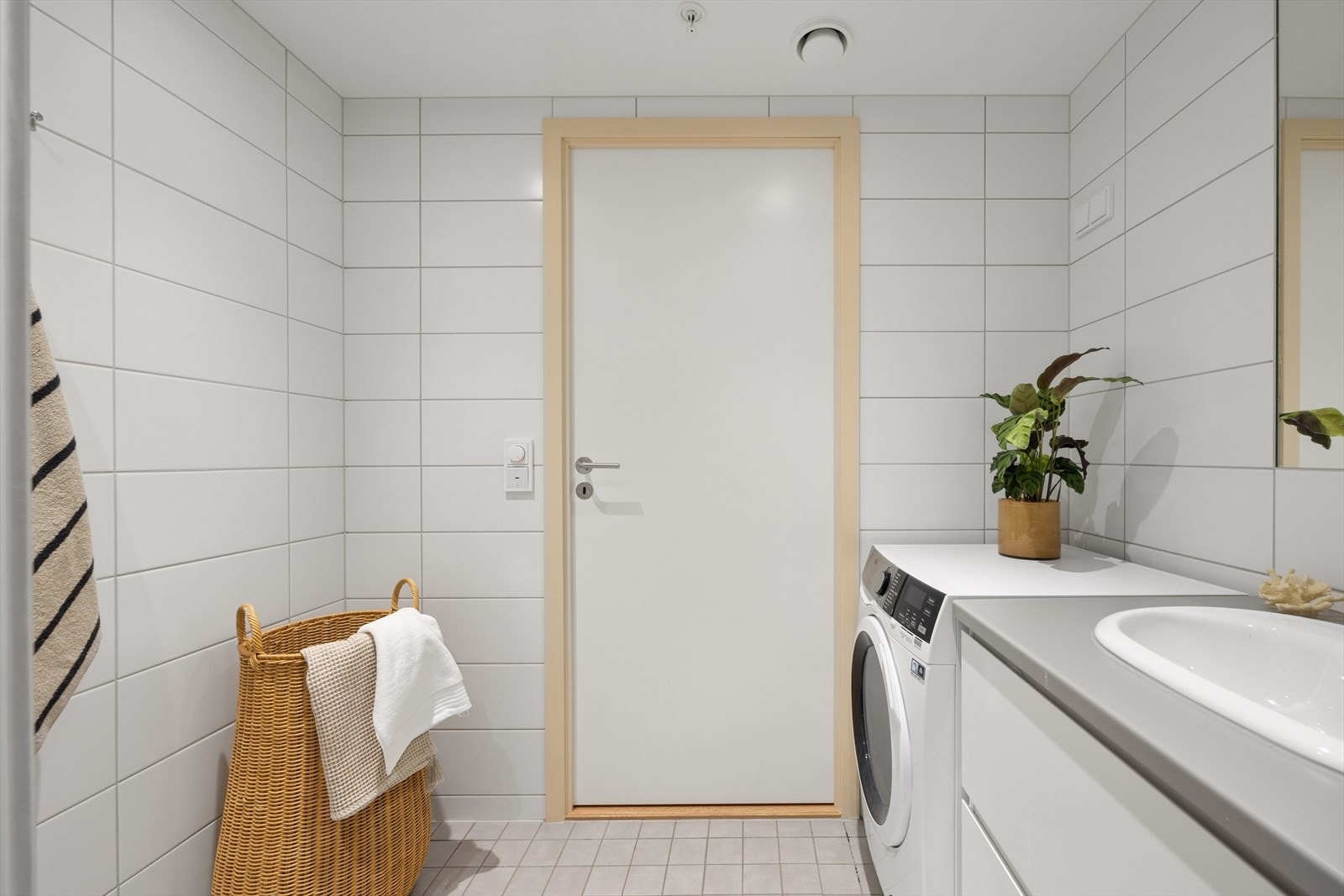 Badet er en prefabrikkert kabin med vannbåren gulvvarme og downlights i himlingen. Galleribilde