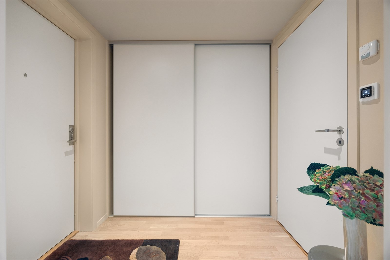 Romslig entré med plass til garderobeløsning for yttertøy og sko. Galleribilde