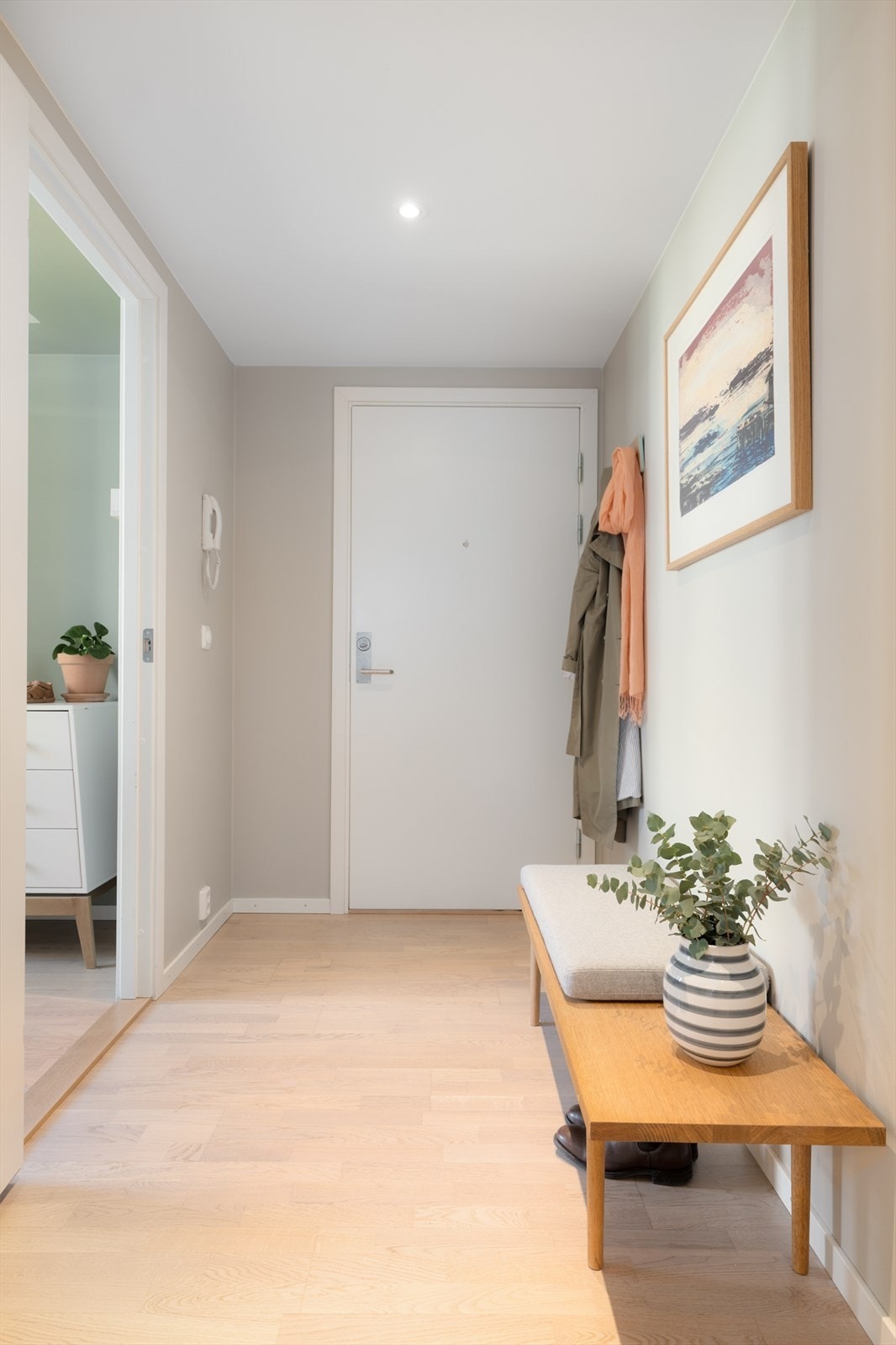 Entré med dørtelefon og plass til yttertøy. Oppvarming med radiator tilknyttet fjernvarme. Galleribilde