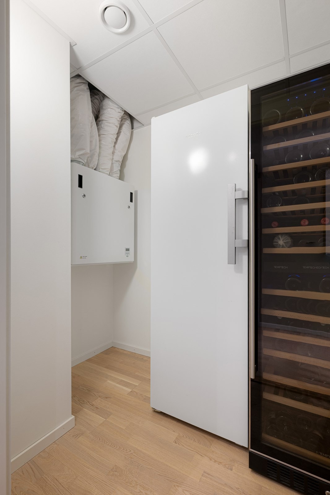 Innvendig bod med systemhimling og parkett på gulv. Galleribilde