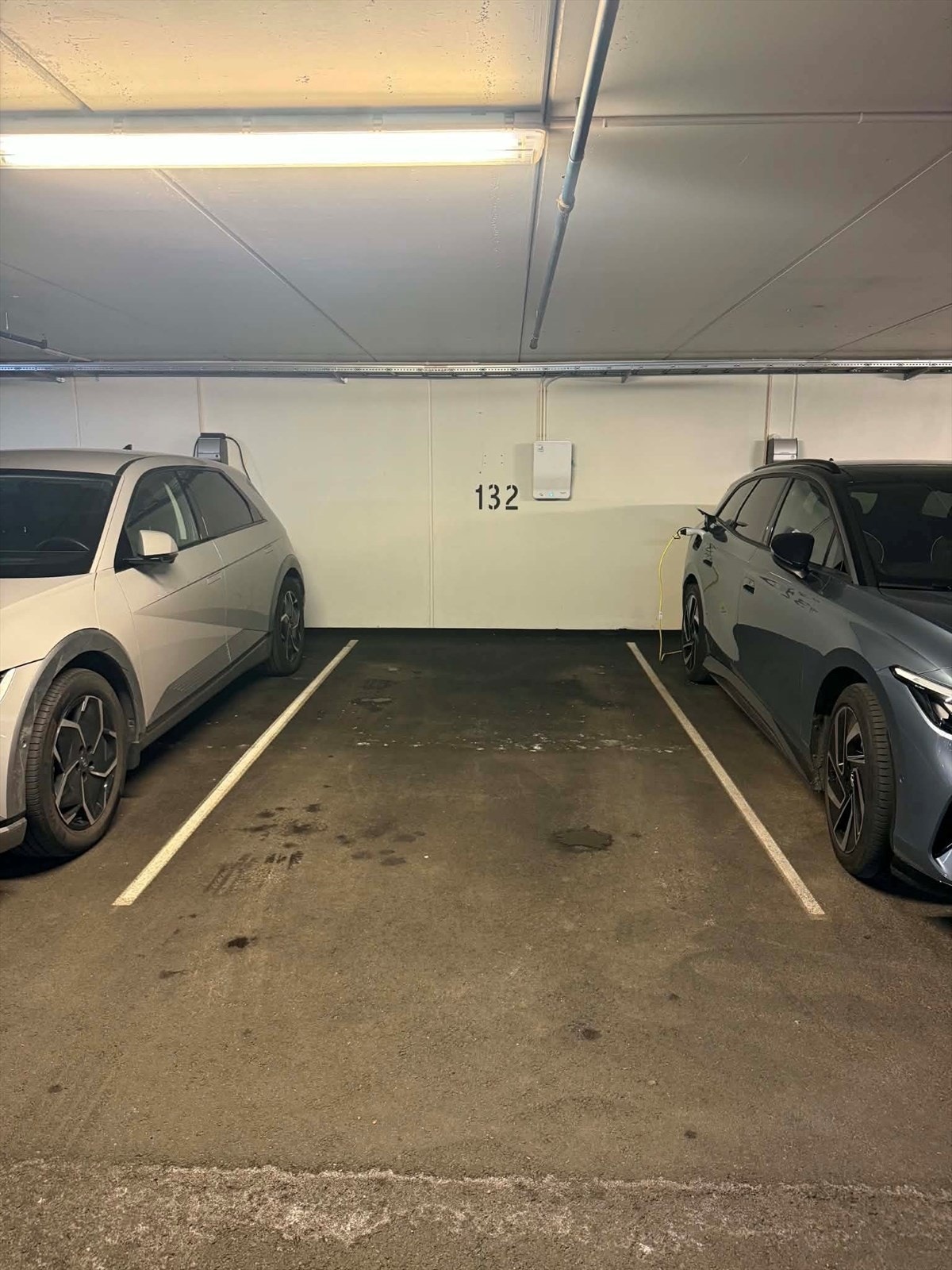 Garasjeplass med lader Galleribilde
