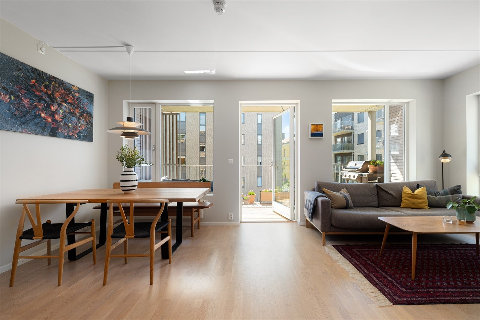 Fra stuen er det utgang til en romslig, sydvestvendt balkong med god plass til både sittegruppe og grill. Galleribilde