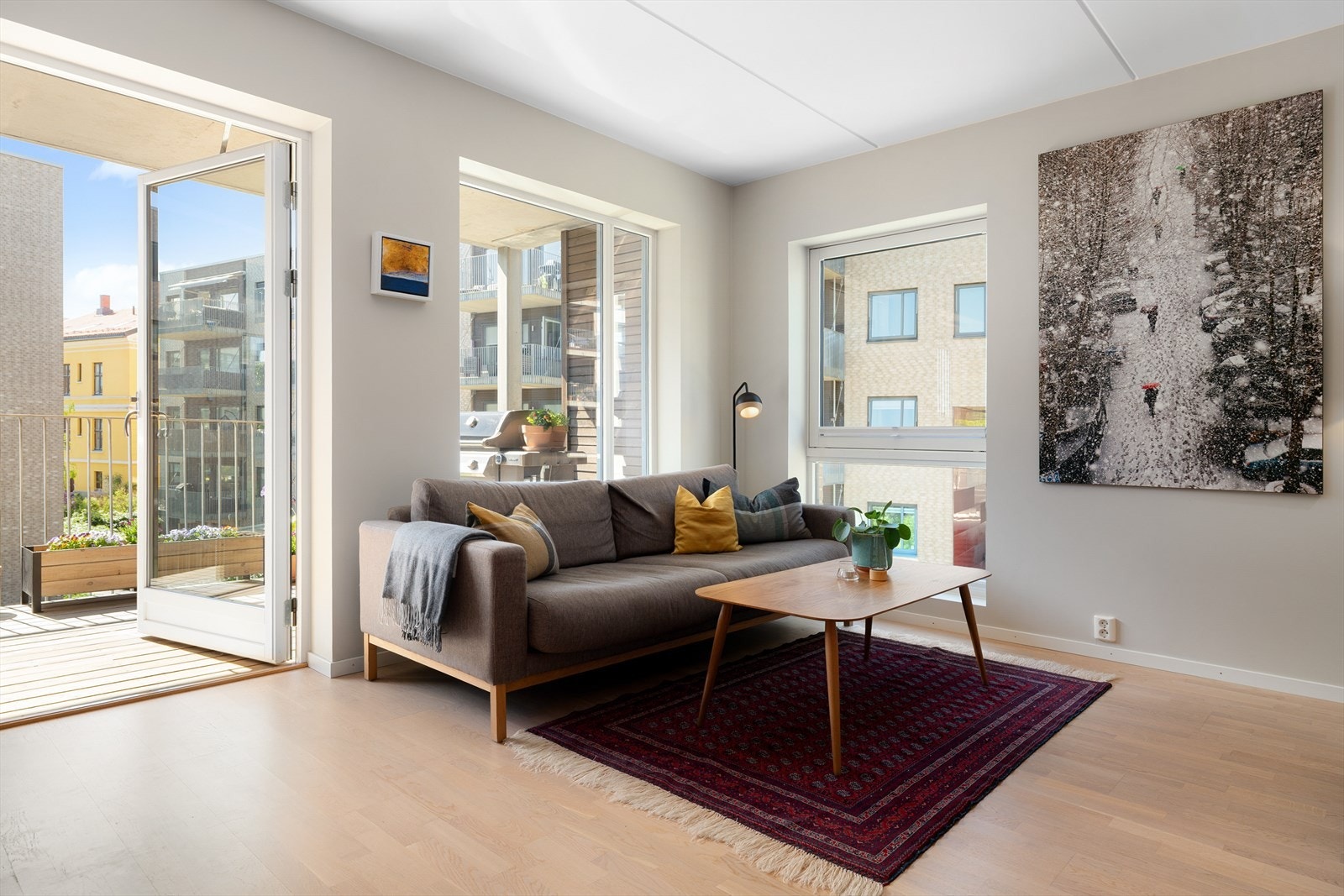 Store vindusflater og utgang til balkong gir rikelig med dagslys. Galleribilde
