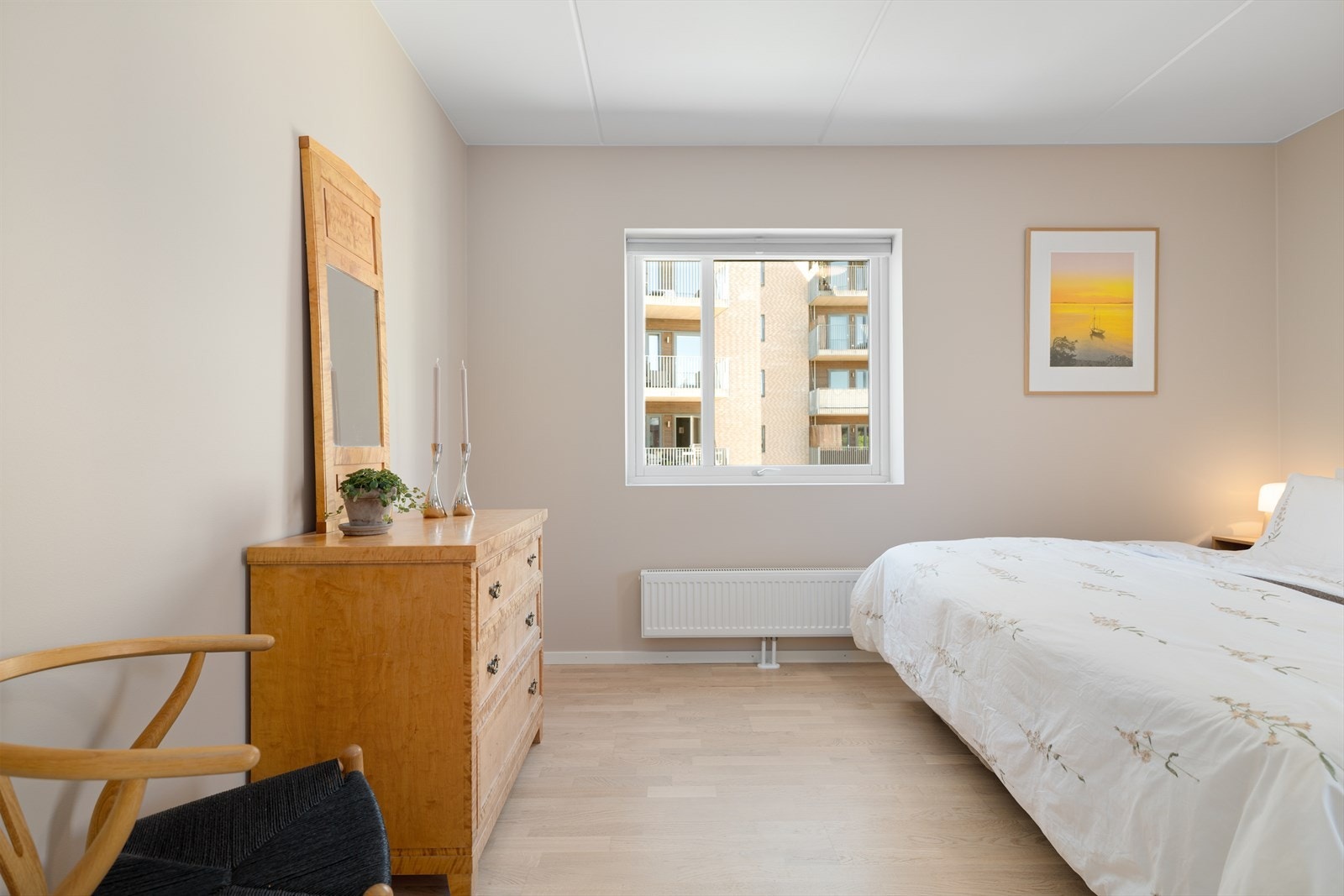 Rommet har, som resten av leiligheten, oppvarming via radiator tilknyttet fjernvarme. Galleribilde