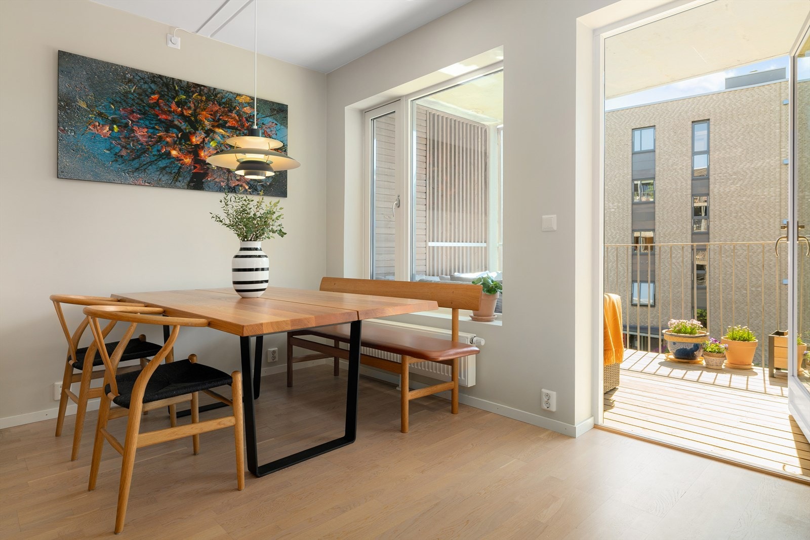 Den åpne løsningen gir god plass til både spisebord og sofagruppe. Galleribilde