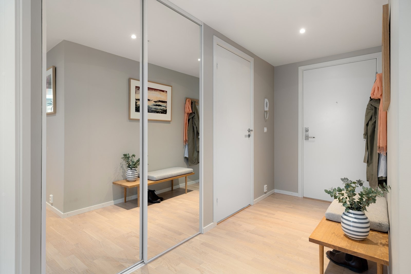 Skyvedørsgarderobe med speilfronter gir rikelig med oppbevaringsplass i gangen. Galleribilde