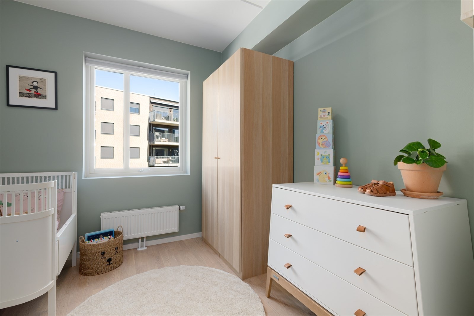 Også dette rommet har radiator for oppvarming. Galleribilde