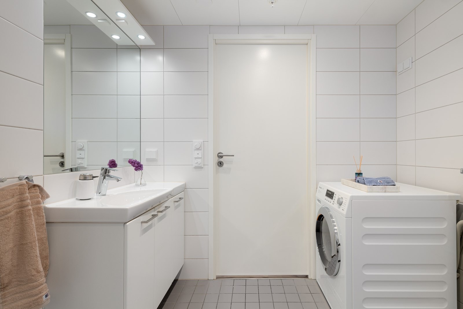 Badet har veggmontert klosett og balansert ventilasjon. Galleribilde