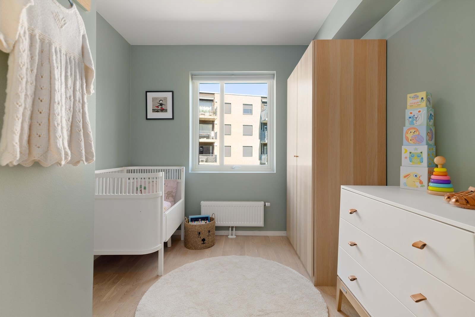 Rommet har plass til seng og garderobeskap. Galleribilde