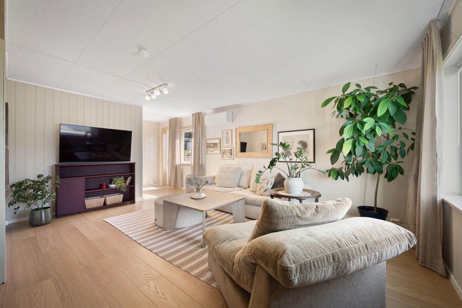 Stuen har god plass til en romslig sofagruppe. Galleribilde