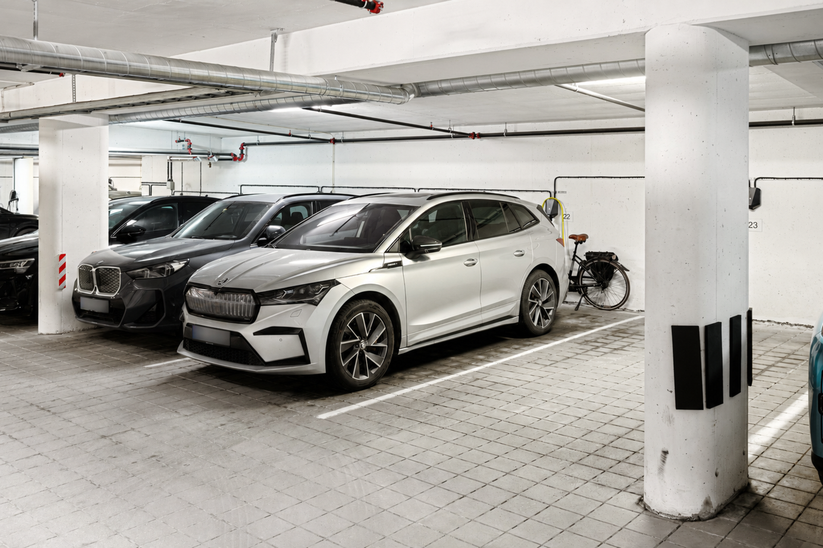 Leiligheten har en fast parkeringsplass i felles P-kjeller med elbil-lader. Galleribilde