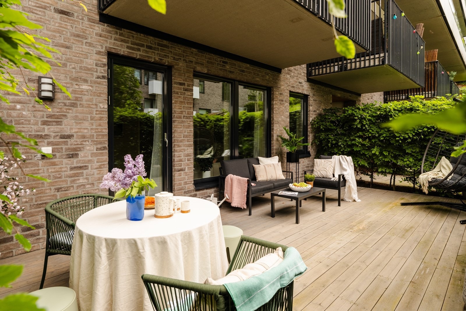 Fra stuen er det direkte utgang til en stor, markterrasse på cirka 28 m². Galleribilde