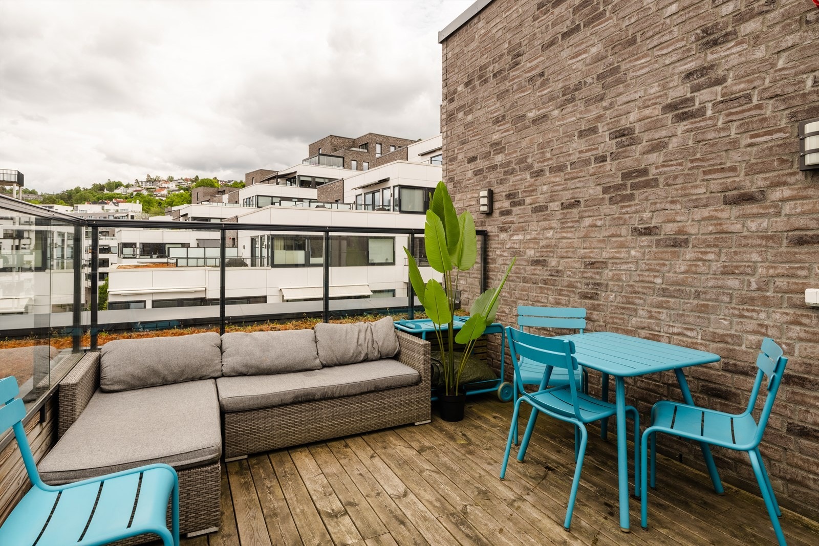 Takterrassen er møblert med sittegrupper. Galleribilde