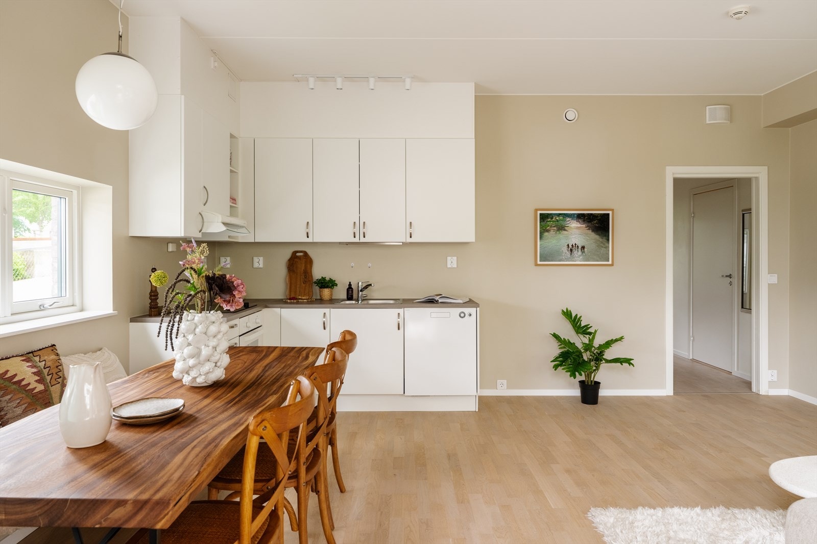 Leiligheten har en åpen og sosial planløsning med en takhøyde på cirka 2,8 meter i stue og kjøkken. Galleribilde