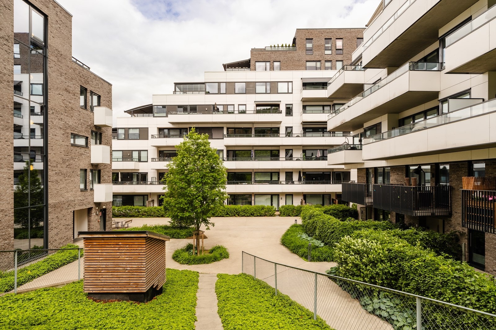 Borettslagets fellesarealer er pent opparbeidet med interne gangveier, beplantning og sitteområder. Galleribilde