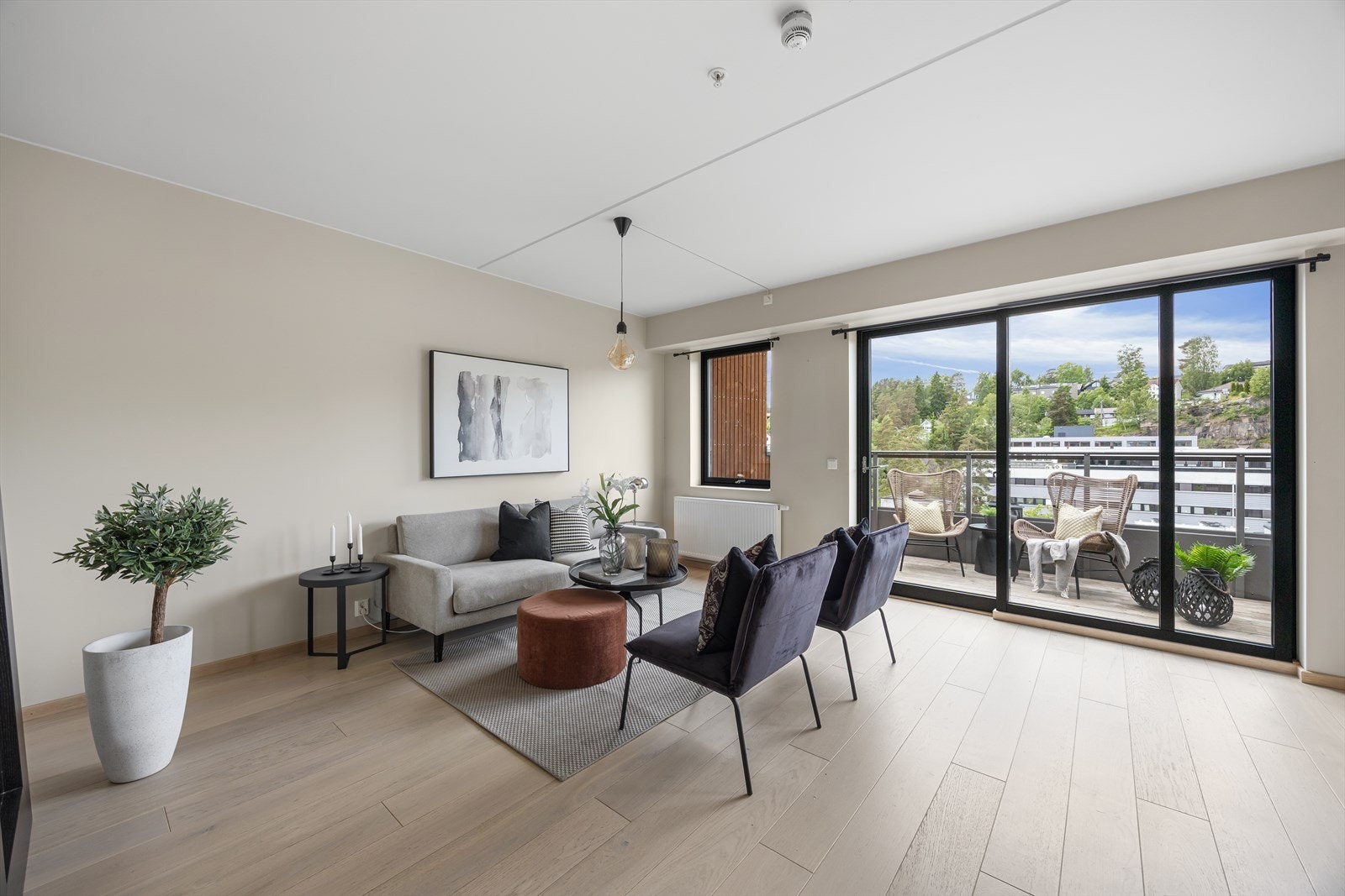 Leiligheten har en gjennomgående høy standard og et moderne, stilrent uttrykk. Galleribilde