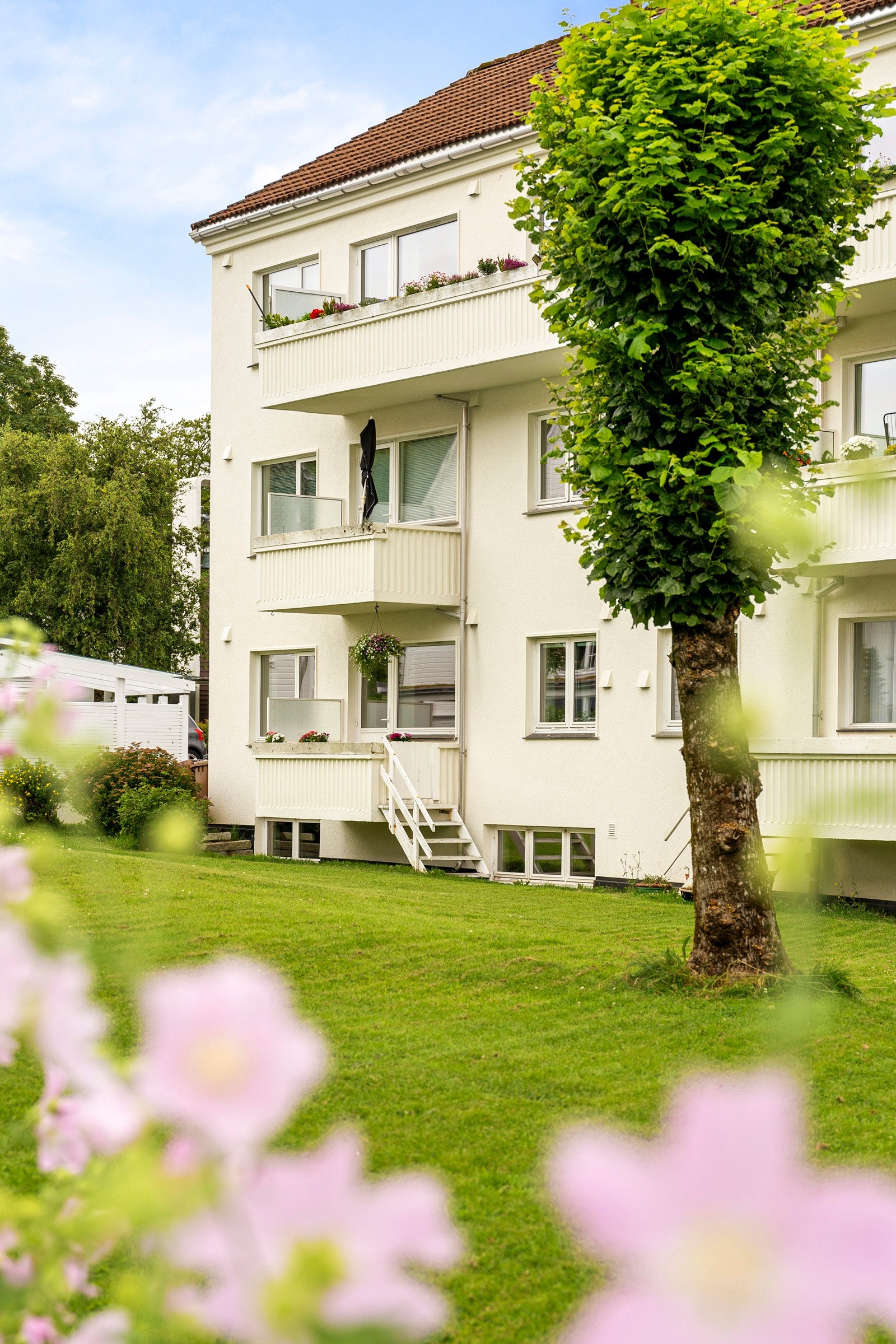 Like utenfor boligen finnes romslige grøntarealer og lekeplasser, som sammen med gode solforhold gir en luftig og trivelig ramme rundt bebyggelsen. Galleribilde
