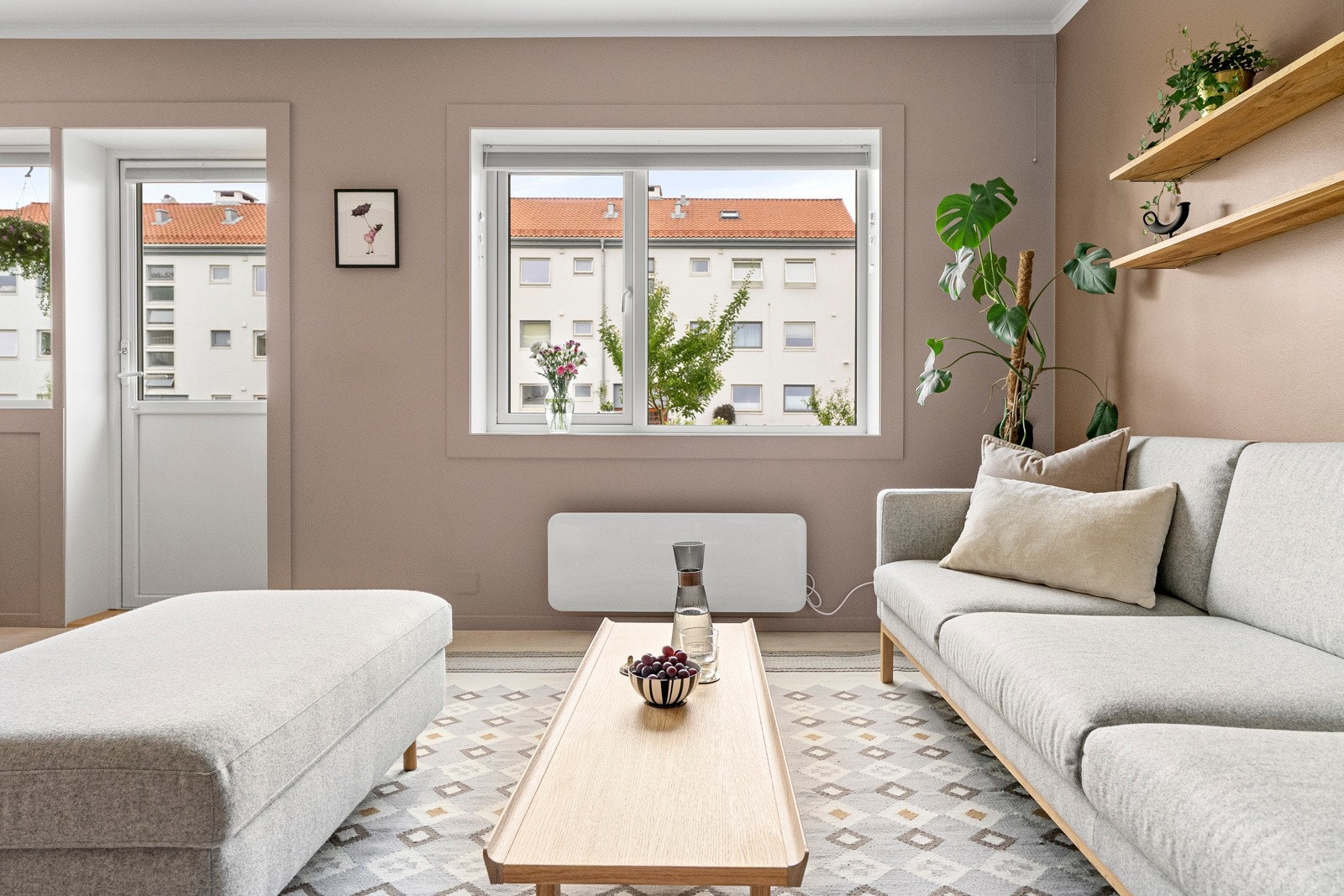 Store vindusflater slipper inn rikelig med dagslys gjennom hele dagen Galleribilde