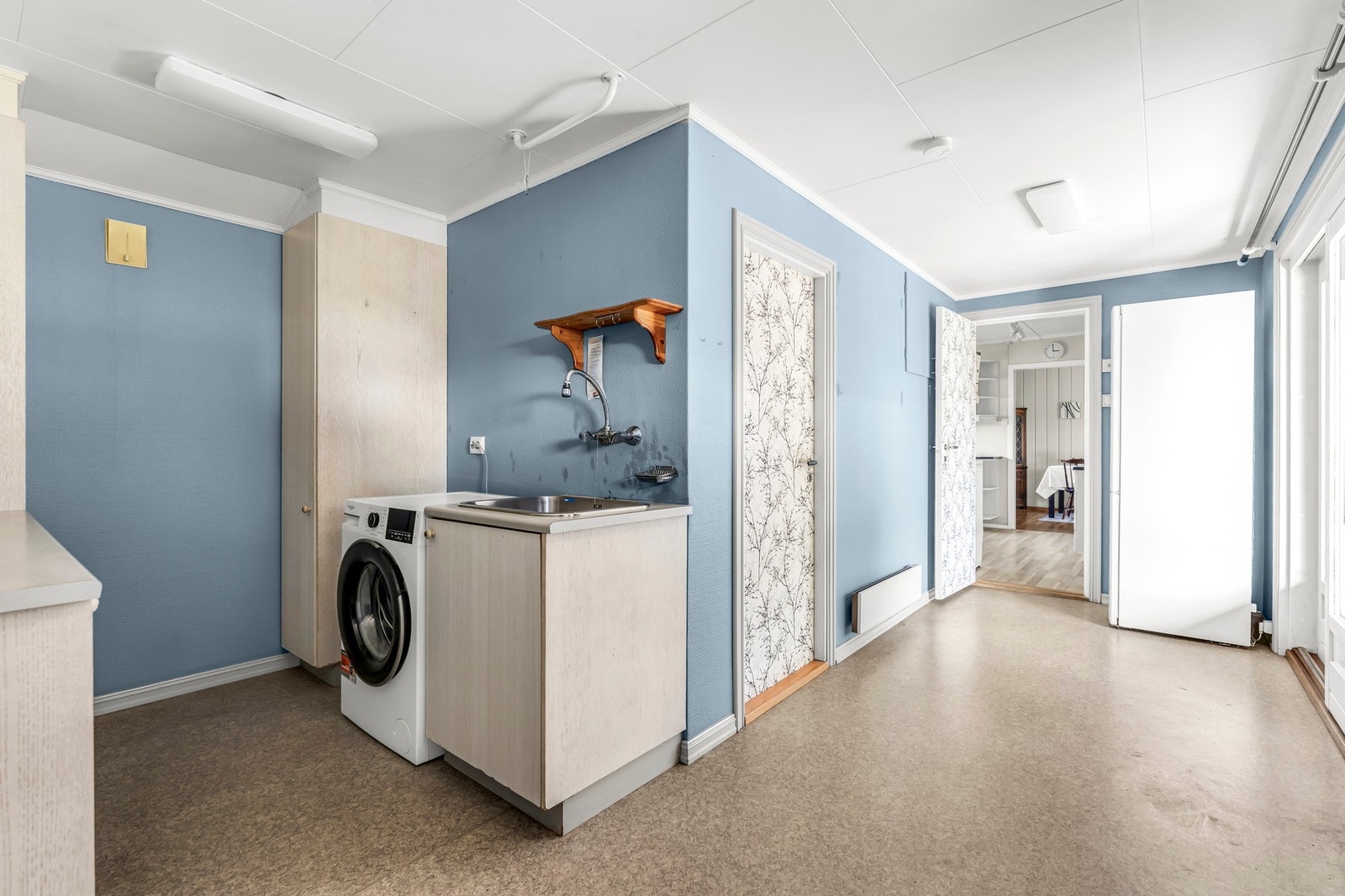 Praktisk med eget stort vaskerom Galleribilde