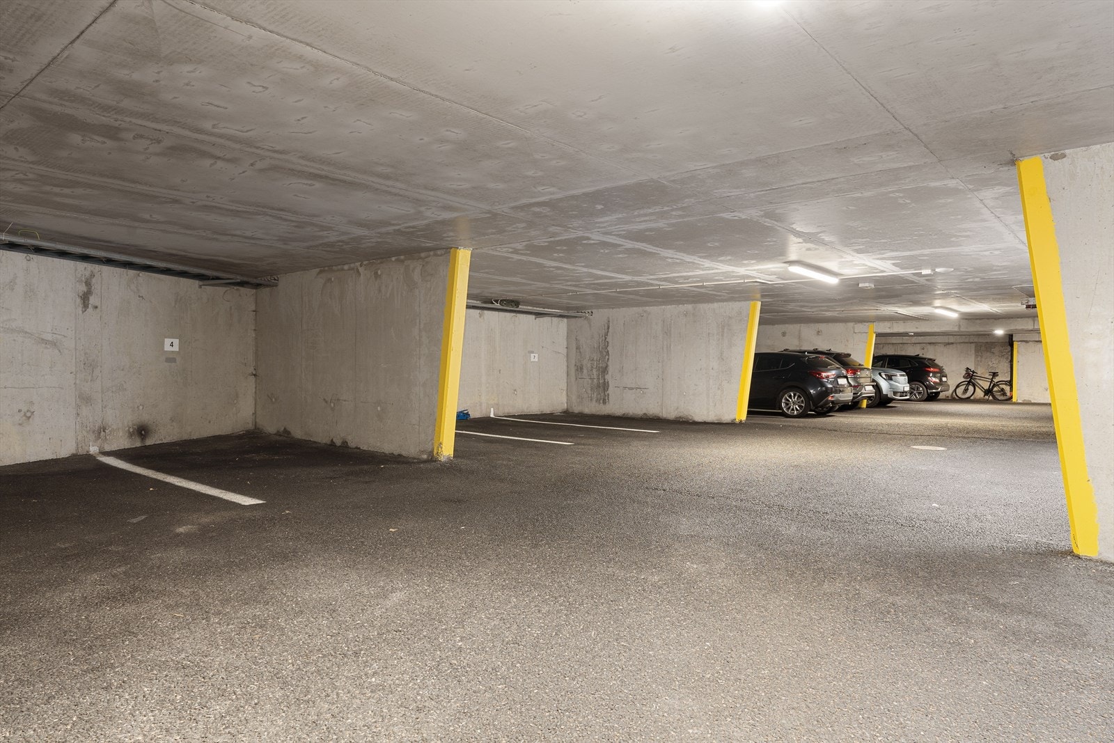 Boligen eier også en egen parkeringsplass i garasjeanlegget i kjelleren. Galleribilde