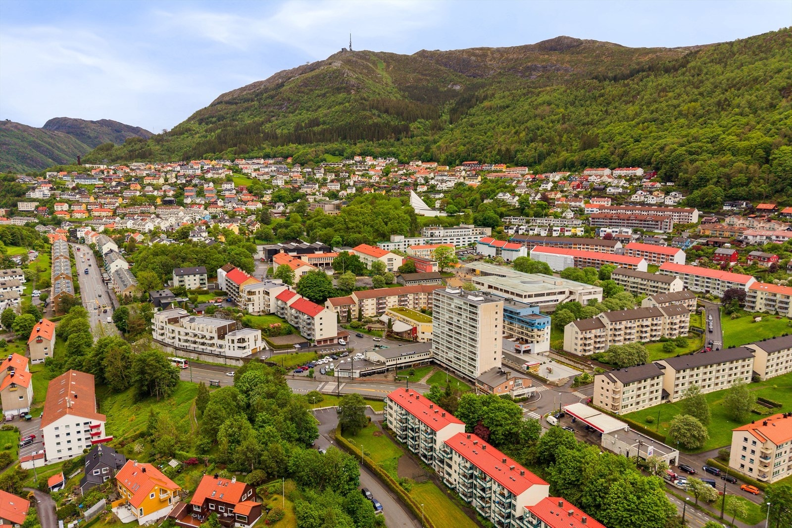 300 meter til Landåstorget hvor man bl.a. finner bibliotek, tannlege, frisør, spisesteder og Garanti Eiendomsmegling. Bak Landåstorget på Nancy Landås' plass, finner du Coop Extra. Alternativt ligger også Rema 1000 Landås med PostNord i butikk like ved. Galleribilde