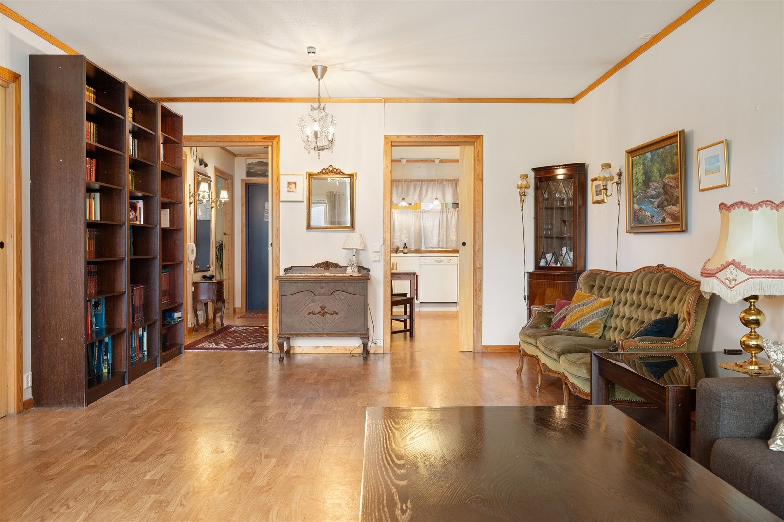 Det er skyvedører til alle rom inne, fint for både plassbesparelse og romfølelse. Galleribilde
