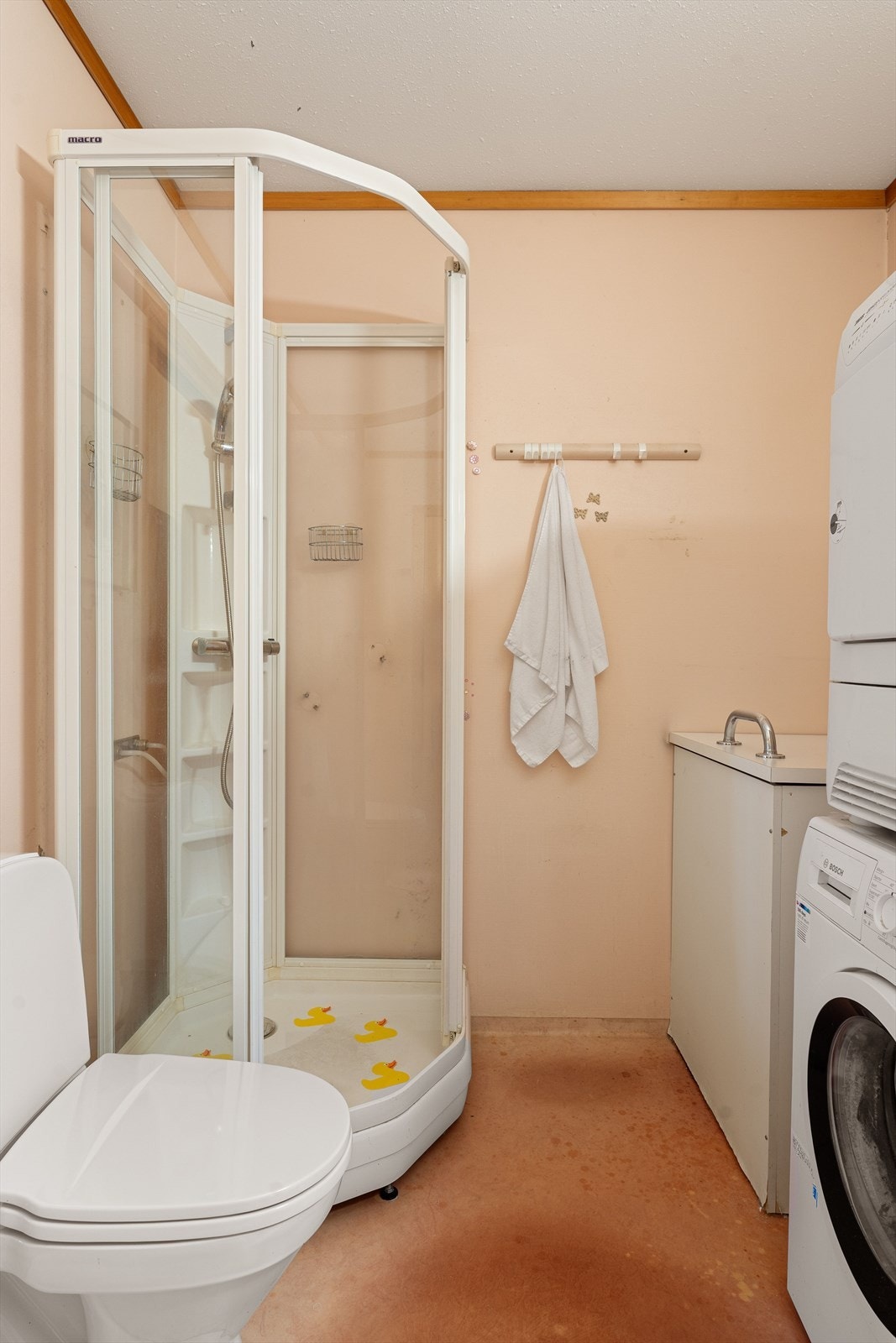 Her er også varmtvannsbereder (115 liter, CTC Ferrofil, produsert 1994) plassert i kasse. Avtrekk skjer via ventil i vegg. Badet er fra byggeår. Galleribilde