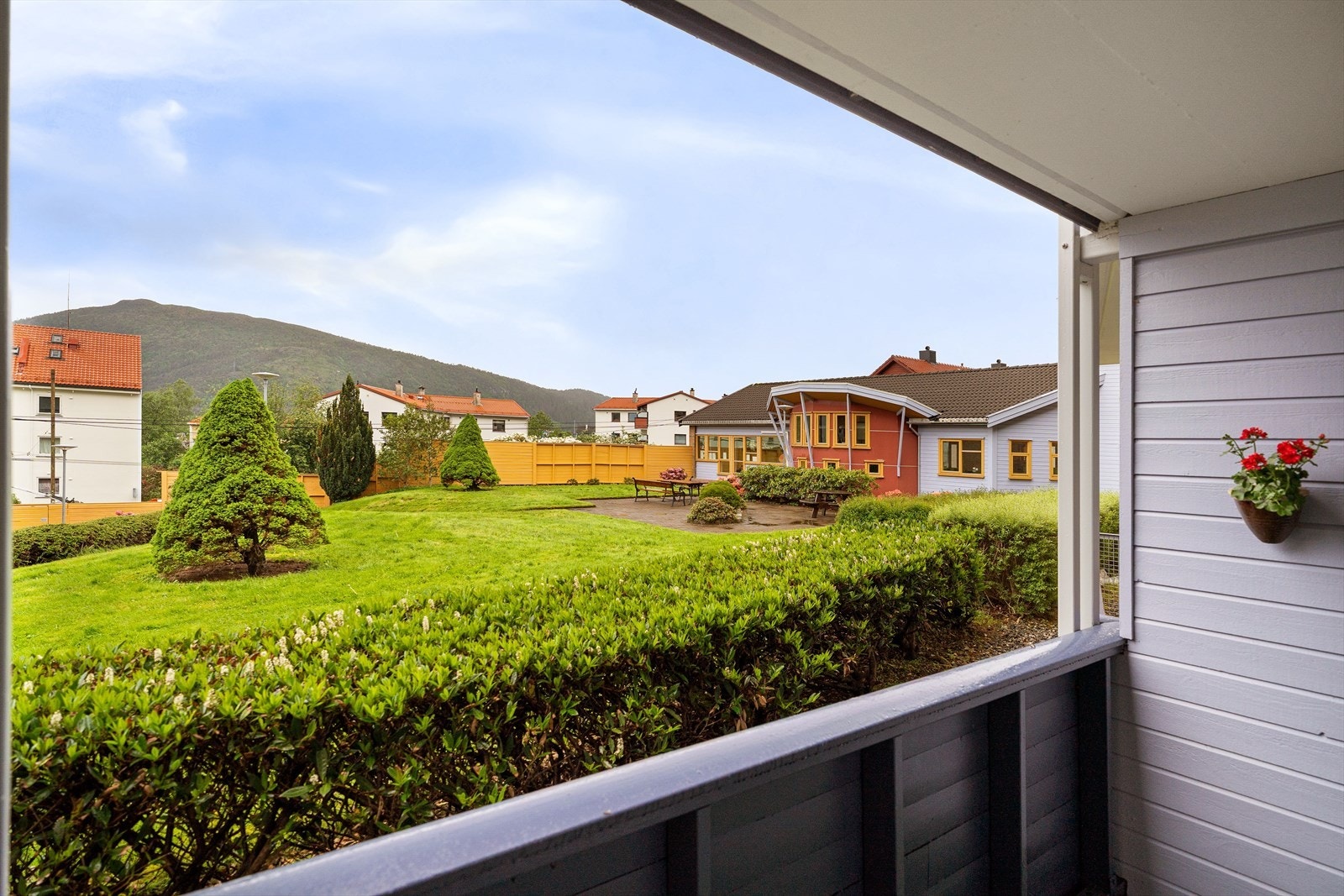 Terrassen er vestvendt og overbygd, med fin utsikt mot felleshagen og videre opp mot Løvstakken. Galleribilde
