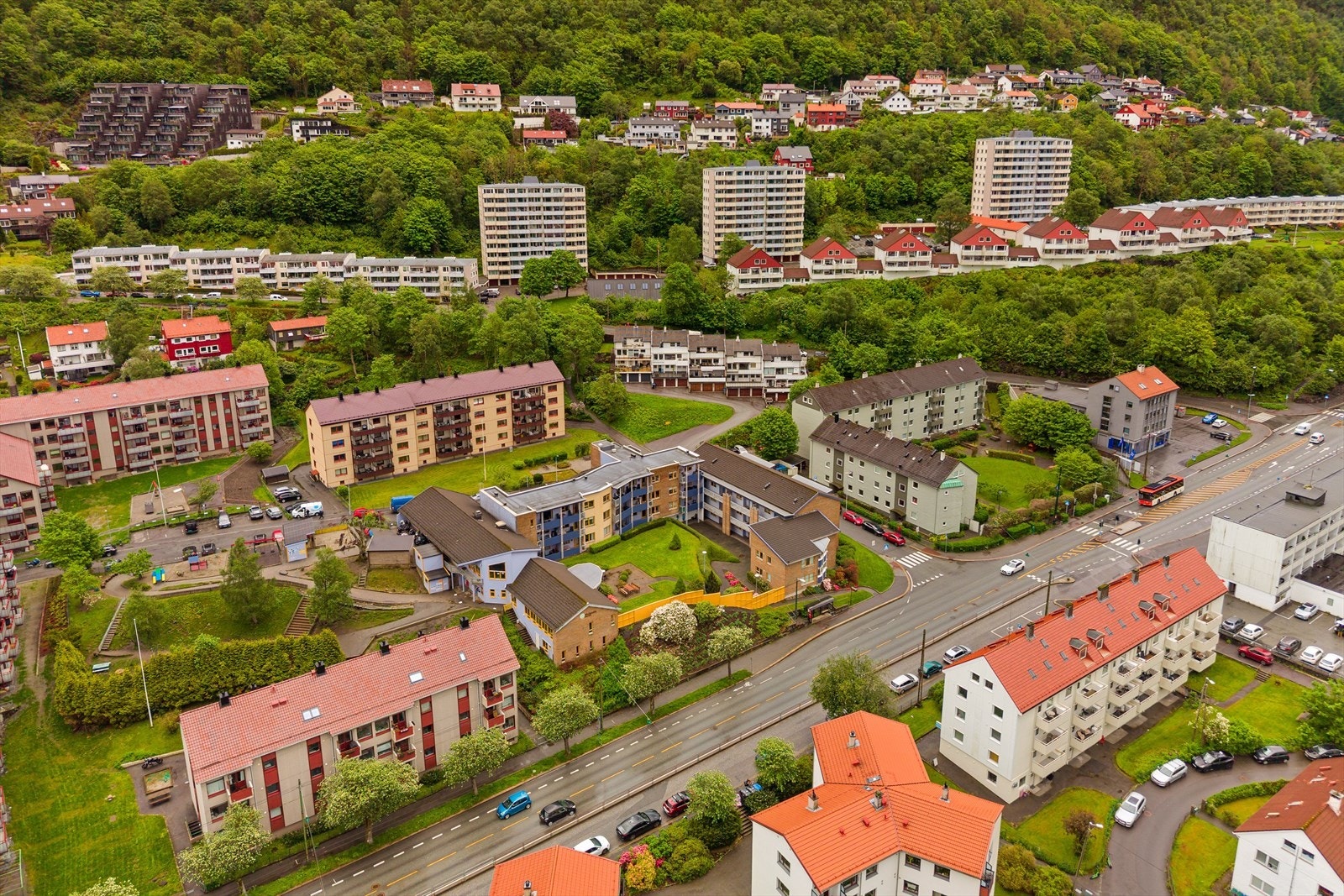 Har du behov for et utvidet servicetilbud er det gangavstand til Sletten Senter/bybane med over 30 virksomheter, som bl.a. Meny med ferskvaredisk, Vinmonopolet, apotek og klesbutikker mm. Galleribilde