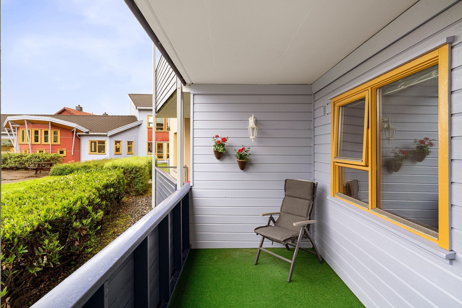 Fra stuen er det utgang til en koselig terrasse på 7,7 kvm. Galleribilde