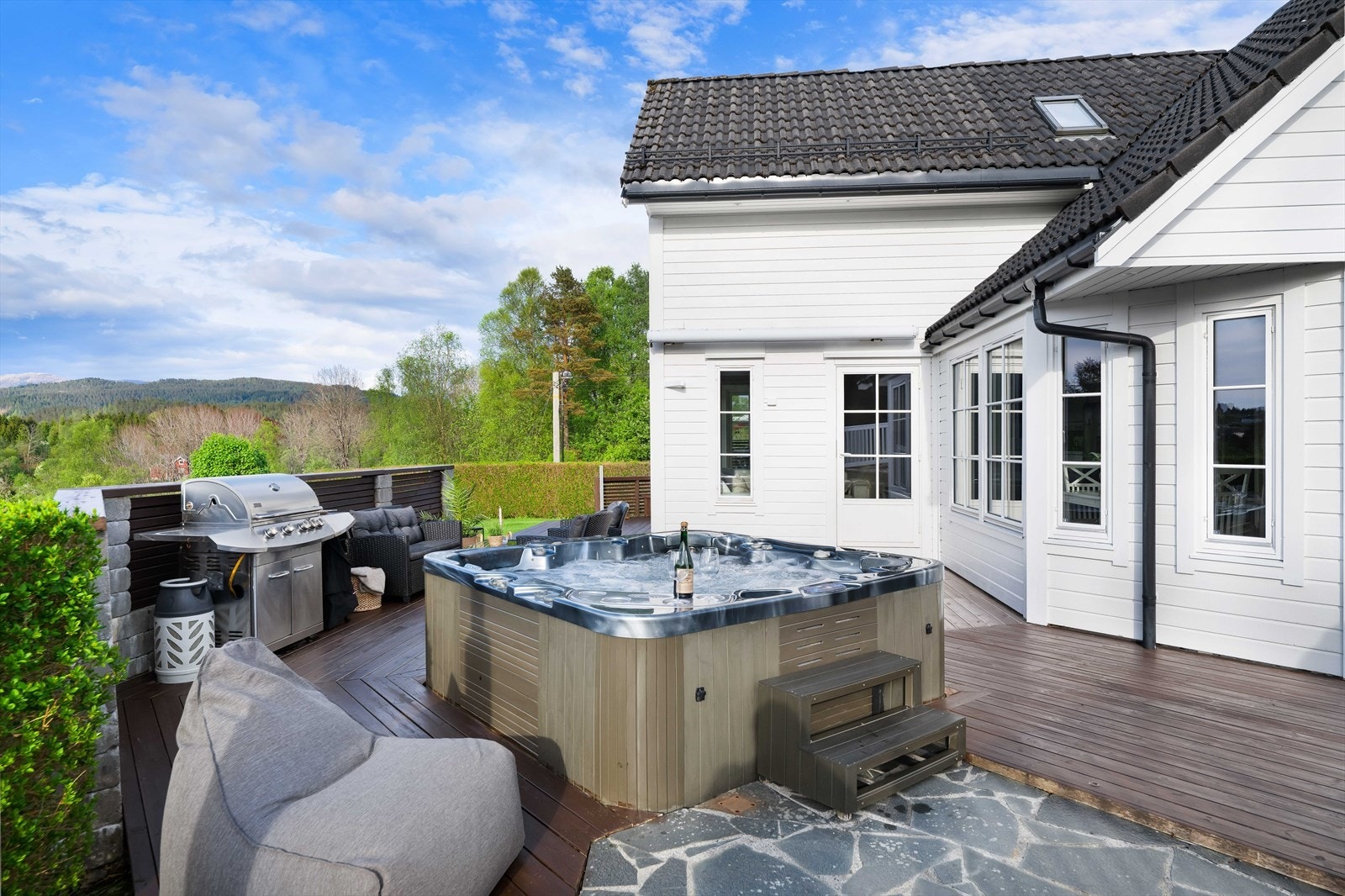 Terrasse med jaccuzzi Galleribilde