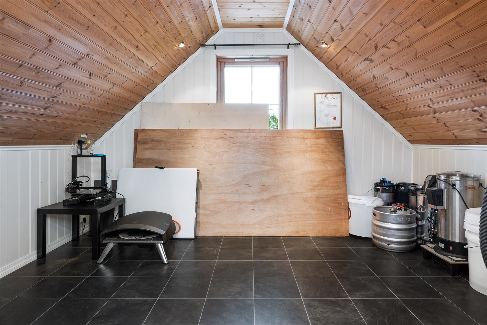 Deler av garasjeloftet er innredet. Galleribilde