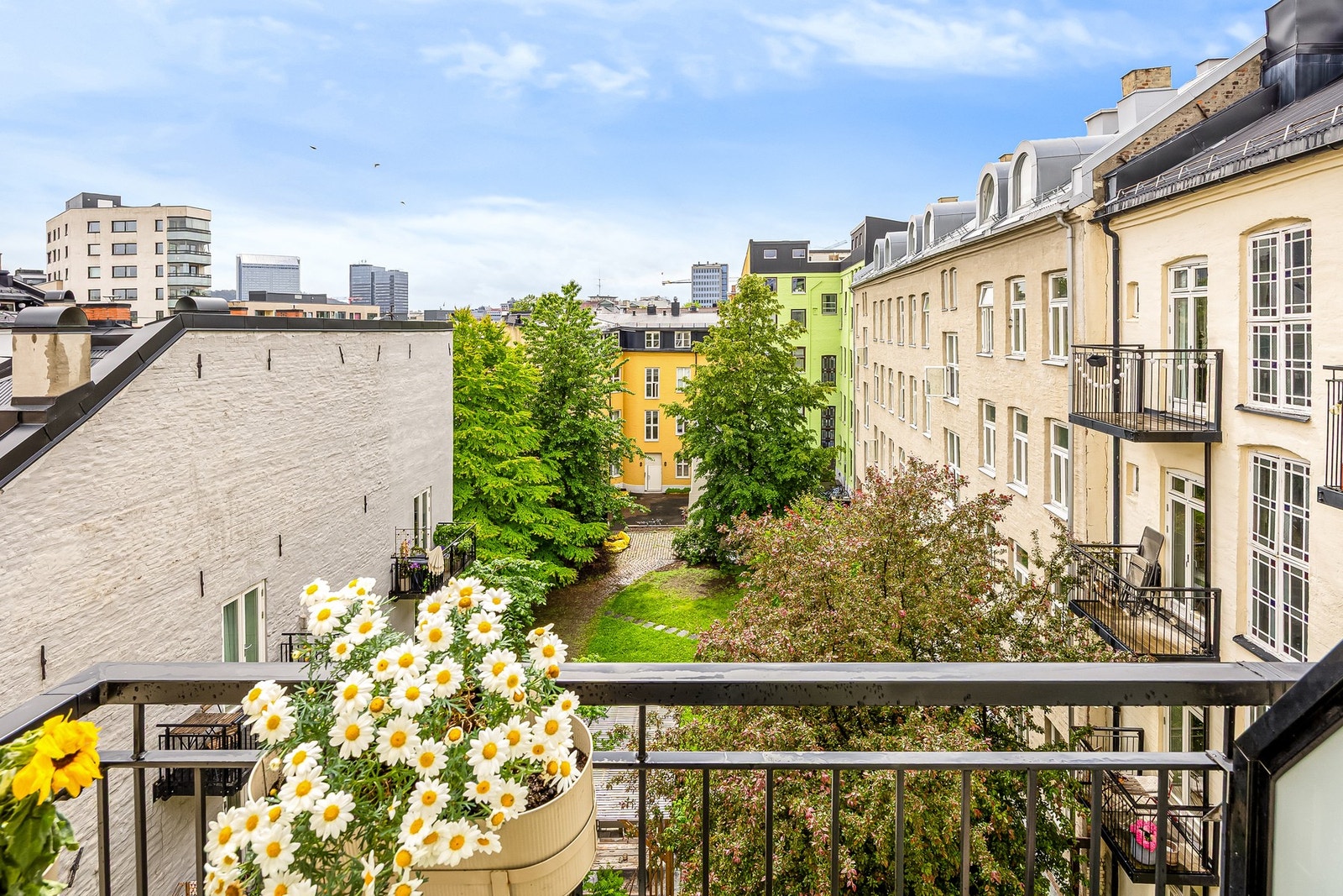 Balkongen har utsikt over bakgården, og ligger høyt og fritt til med gode solforhold. Galleribilde