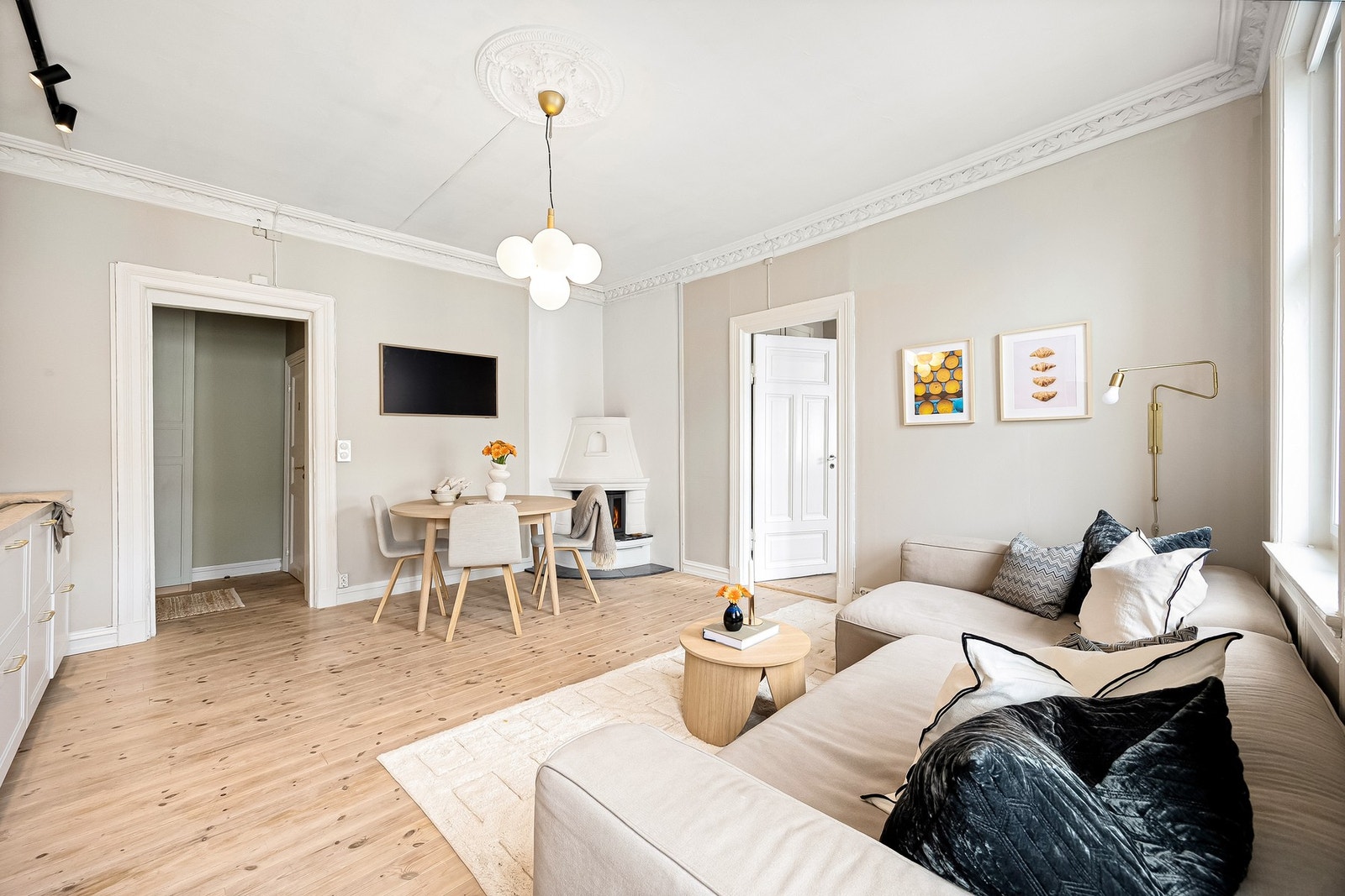 Stuen er et lyst og innbydende oppholdsrom med god takhøyde på ca. 2,82 meter, noe som gir en luftig romfølelse. Galleribilde