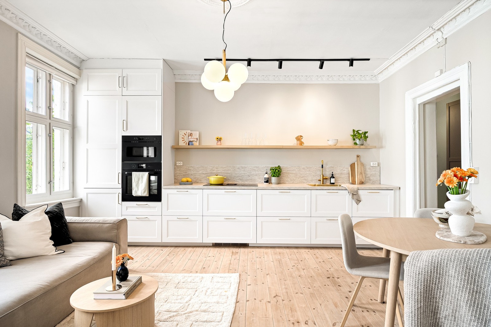 Særdeles lys og lekker toppleilighet i klassisk bygård med moderne standard. Galleribilde